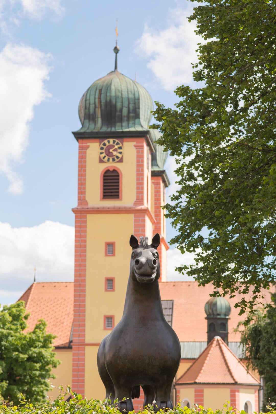 Klosterkirche Mariä Himmelfahrt St. Märgen mit Figur des Schwarzwälder Fuchses
